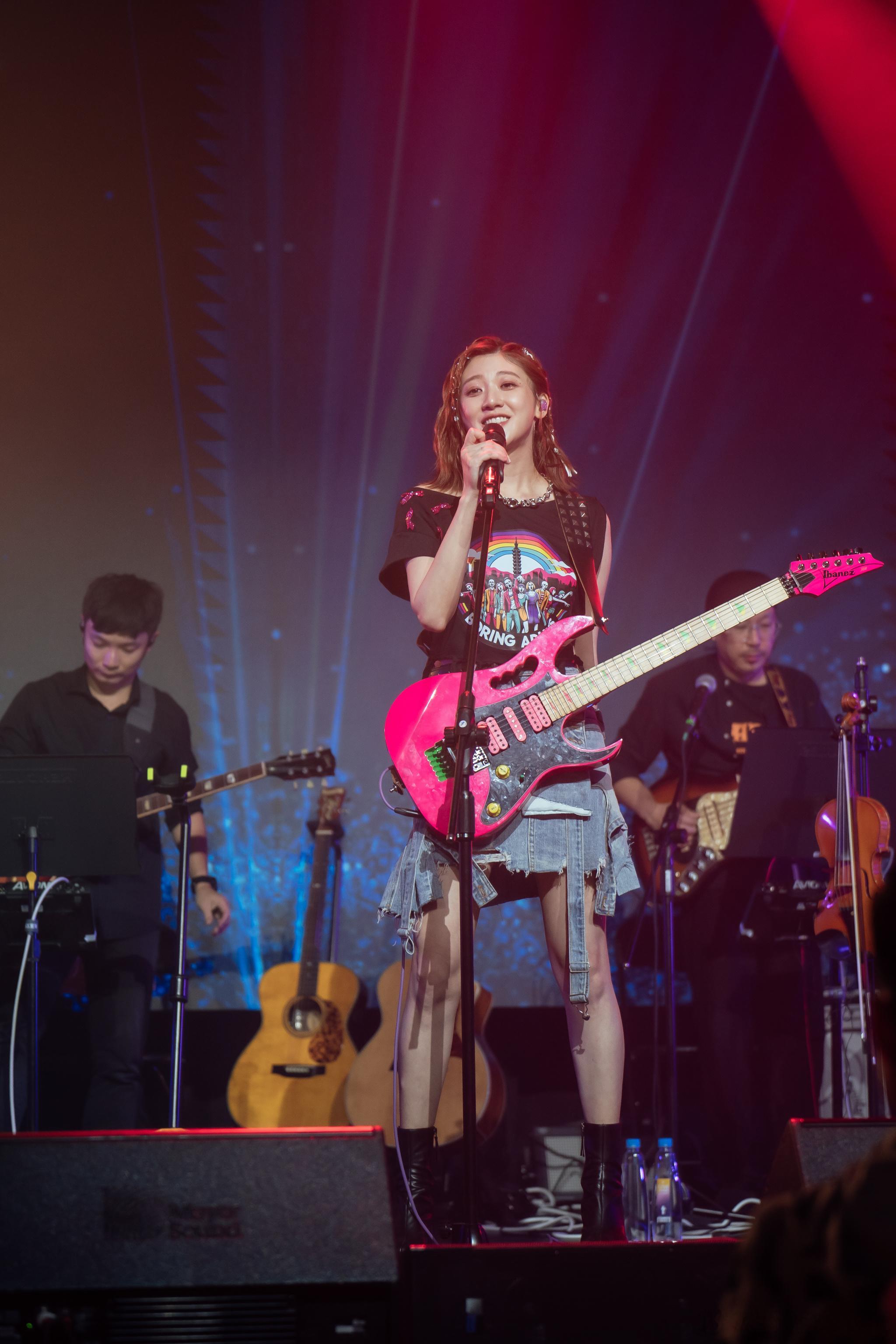 演唱會的第二個我來啦😂😂電吉他彈一波🎸( 最後一張是我跟吉他界李榮浩的對位