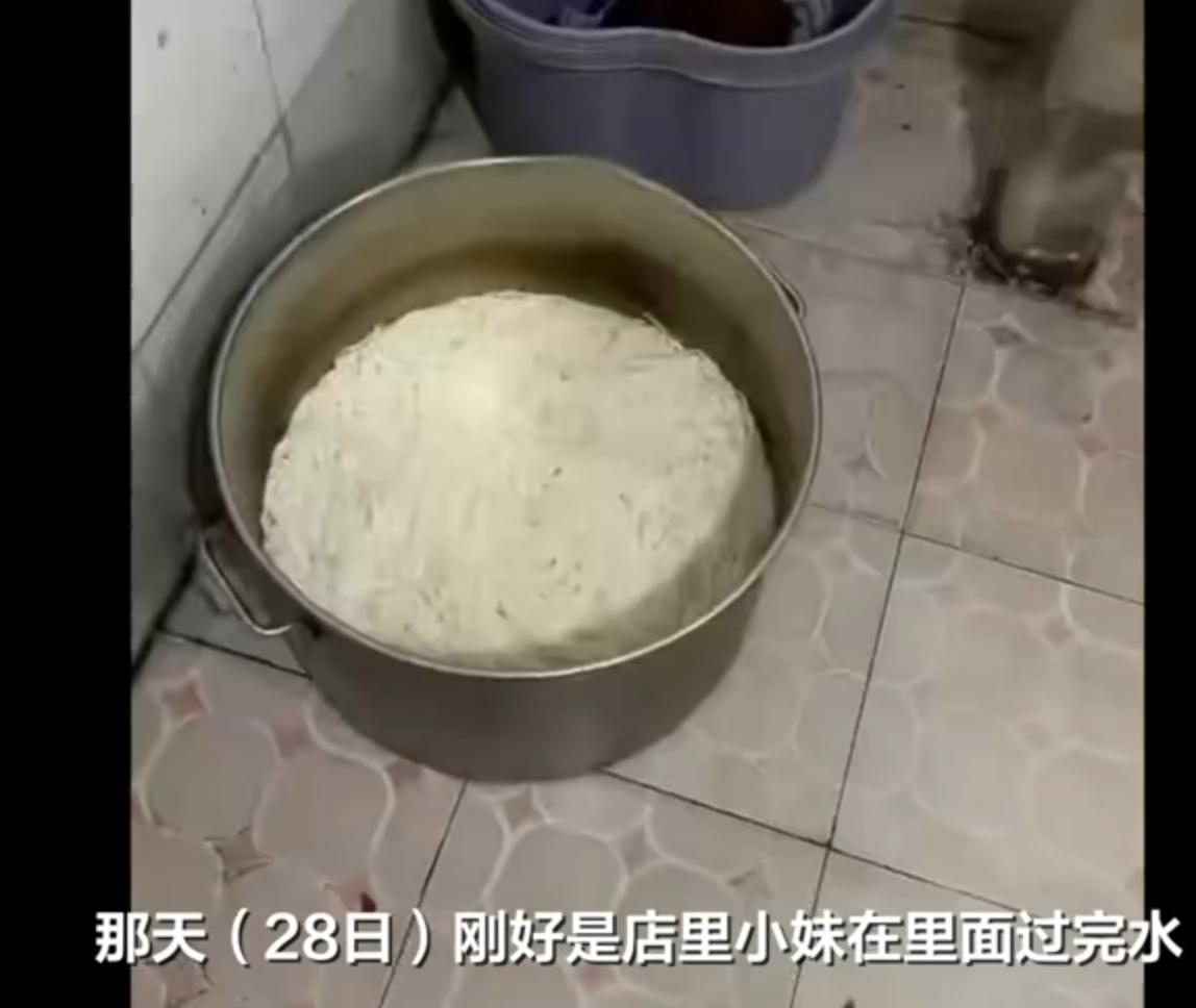 汕头一拌粉店被拍：厨房没水龙头，米粉就拿去厕所过水？

2026年10月28日，
