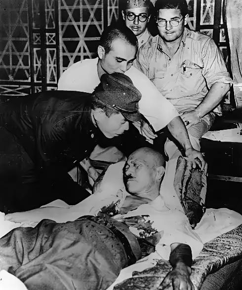 手抖得太厉害，手枪射偏了1.5厘米，东条英机没打中心脏。鼓动军人剖腹自杀的东条英