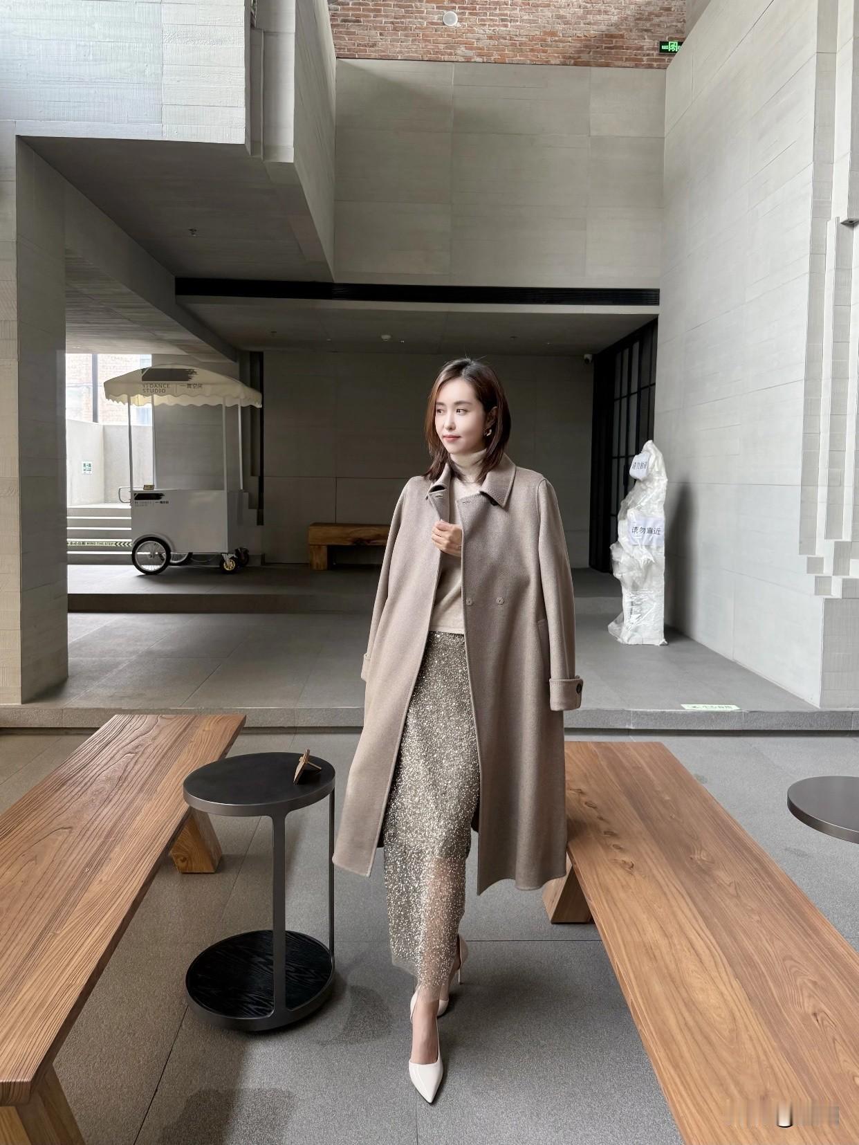 如何通过摄影表现女性的气质美灰色大衣和长裙给女性拍出气质美，搭配很重要。浅灰大衣