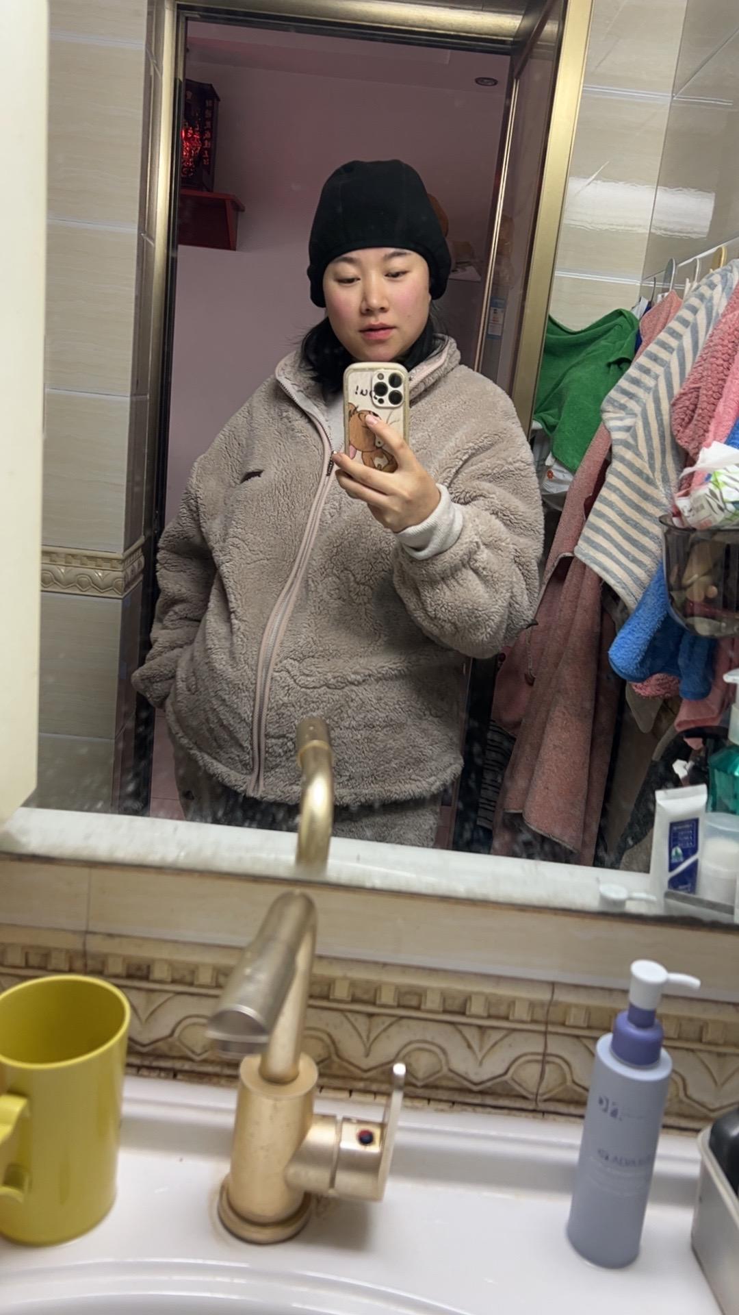 爷爷奶奶爸爸带哥哥出去玩，妹妹在yi院保温箱，妈妈在家休息，在家等你们……