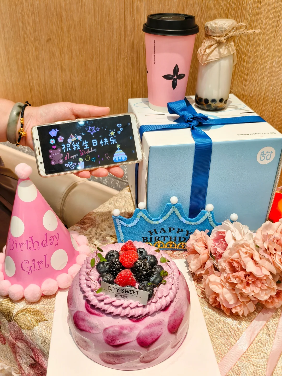 哎哟…蛋糕太好看了，舍不得切🍓🍰