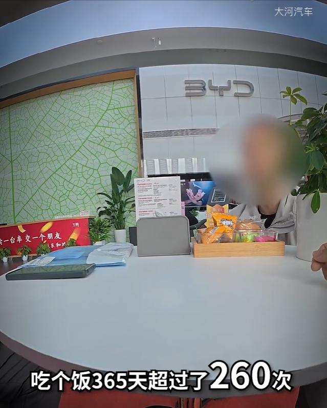 男子在4S店买车，门店承诺提供免费的就餐、洗车、充电服务，本是给车主的贴心增值服