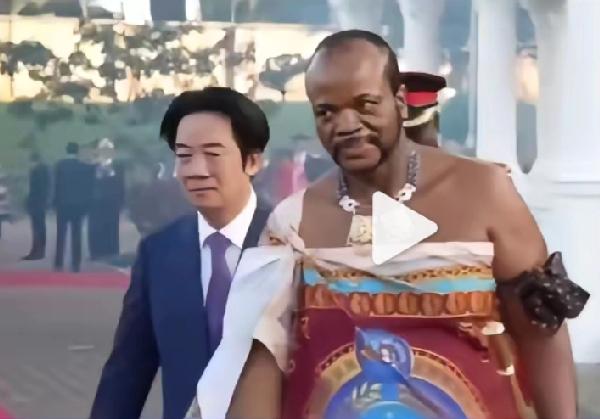 阿兰，我来装也不容易，能不能给我整个像样的欢迎仪式？
那没问题，老赖，加点钱吧！
