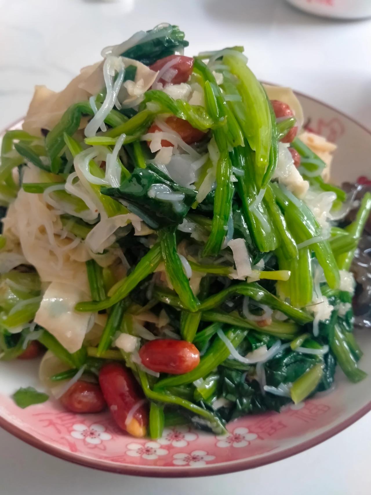 不是广告，胜似广告，这肉夹饼吃的太过瘾了[赞]，可惜吃不到，今天就吃点素菜吧[大