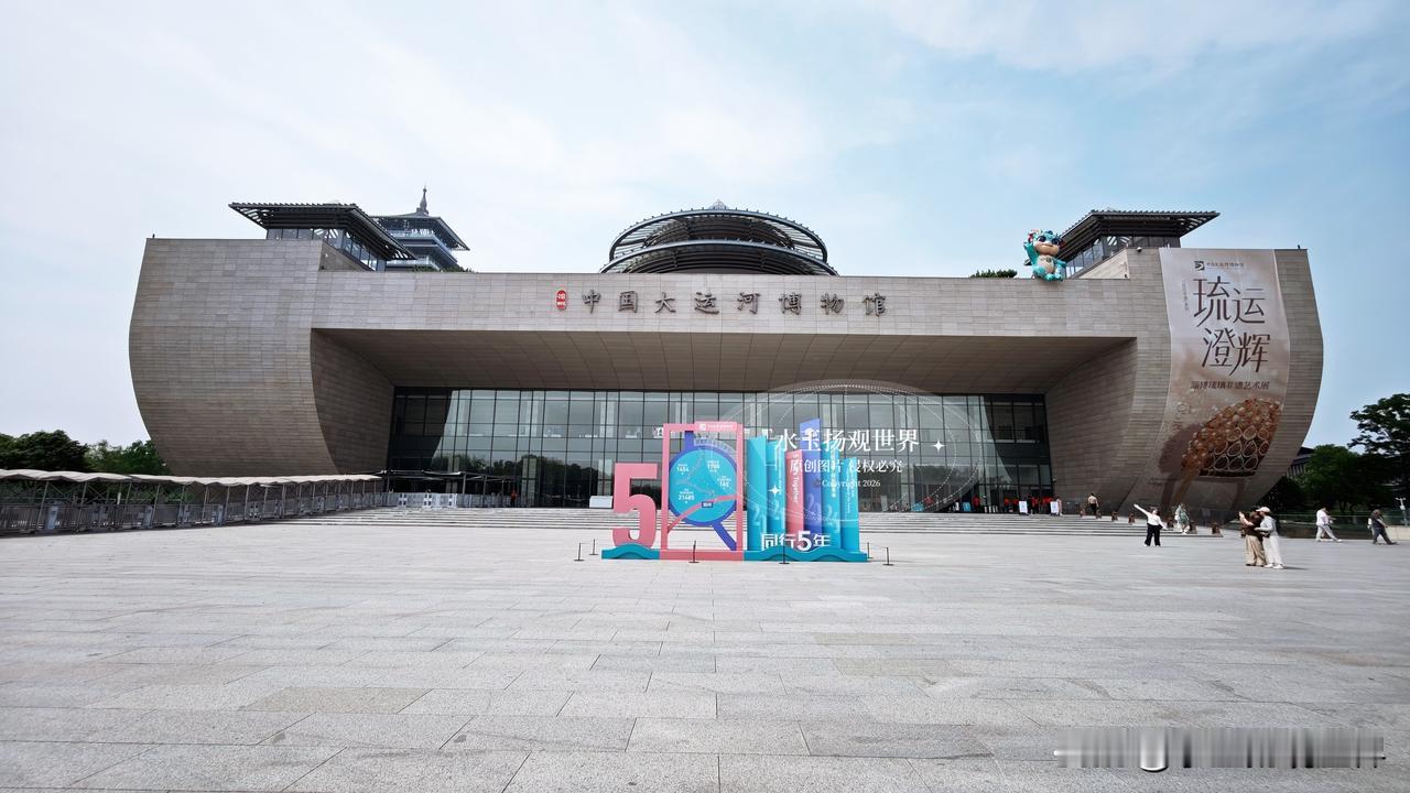 如果说中华文明是一幅长卷，那大运河必定是贯穿其中的墨色主线，而扬州，就是这主线之