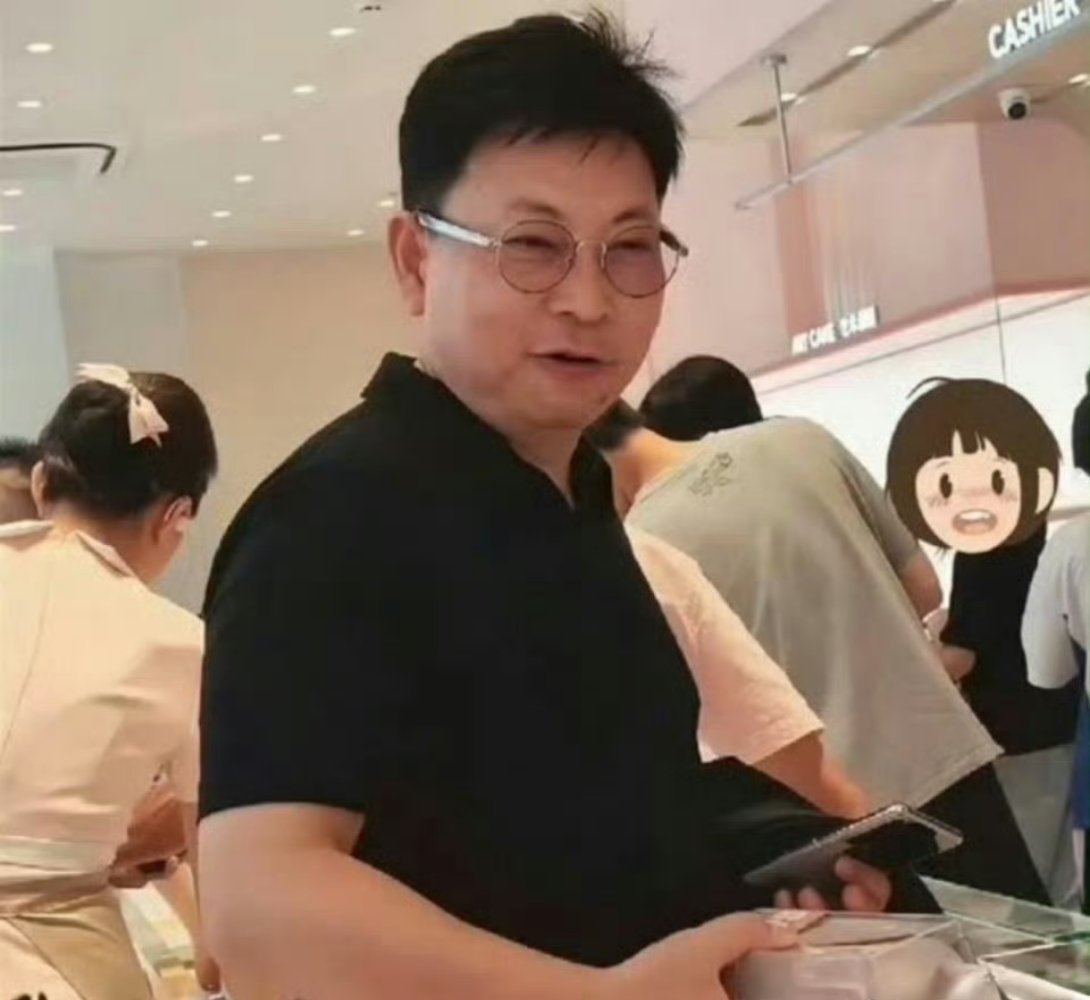 华为Meta 80  余承东在商场购物时被网友拍到，手中疑似拿着华为Mate 8