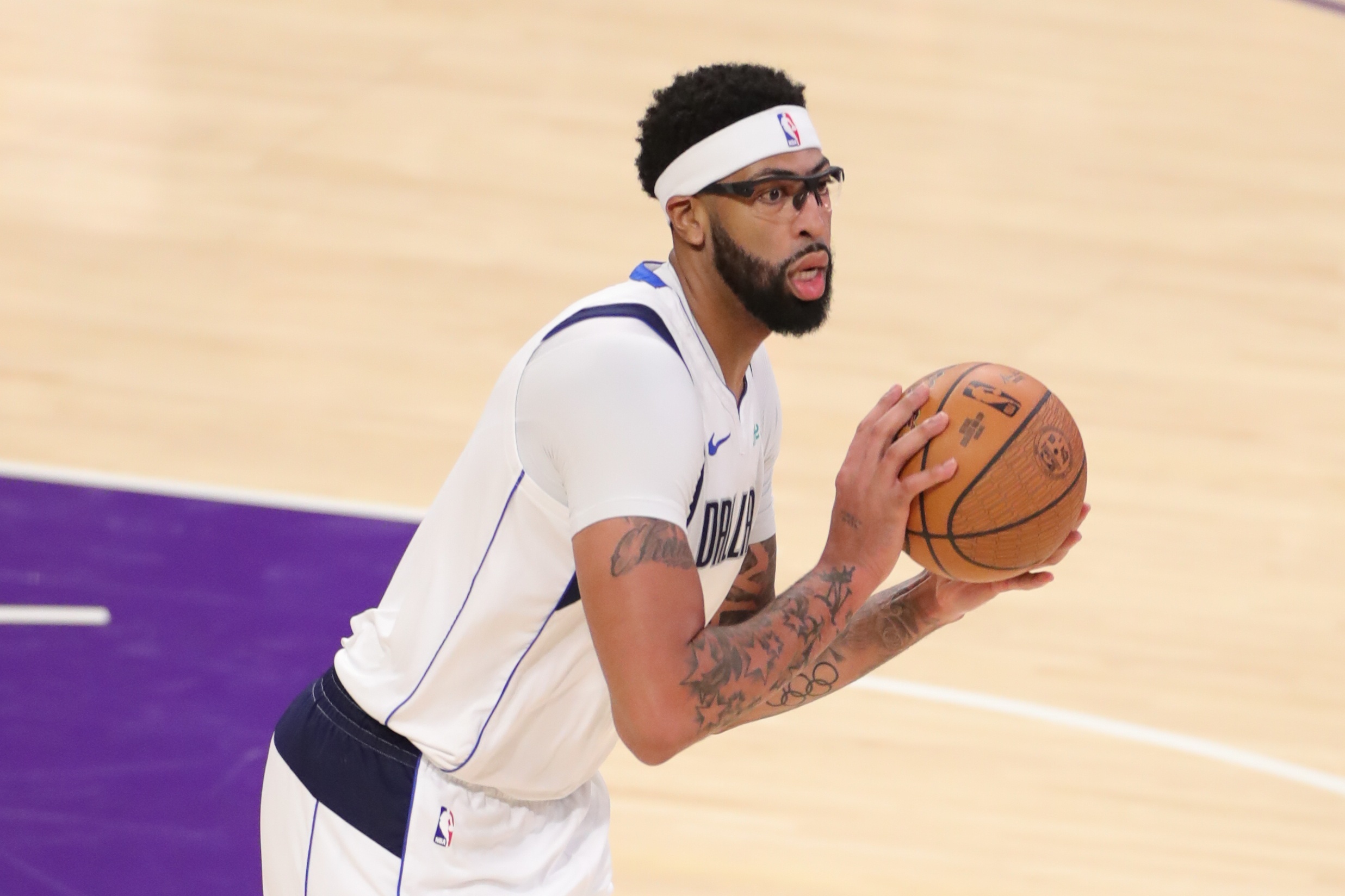 本场比赛浓眉攻防两端表现全面，打了28分钟17投7中，三分4中2、罚球2中1拿到