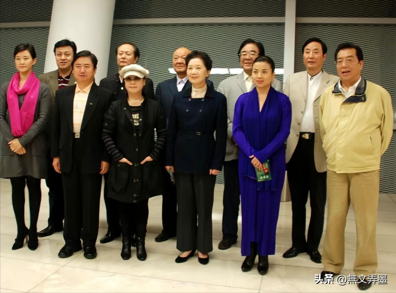 不要问她凭什么站“C”位：站位凭地位，地位凭实力
这么多业界大佬、明星站其左右，