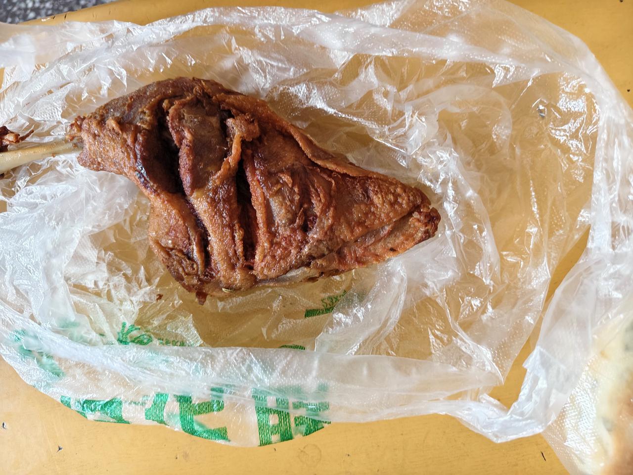 您瞧，在我们运城市盐湖区，就这样一个鸭腿，称斤下来8元一个。运城作为四线城市，这
