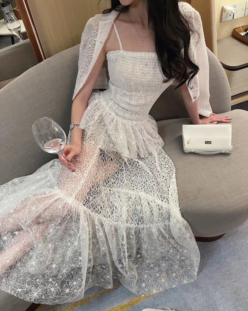 女人就该风情万种 喜欢不同的人 喝不同的酒 然后不爱任何人 . ​​​