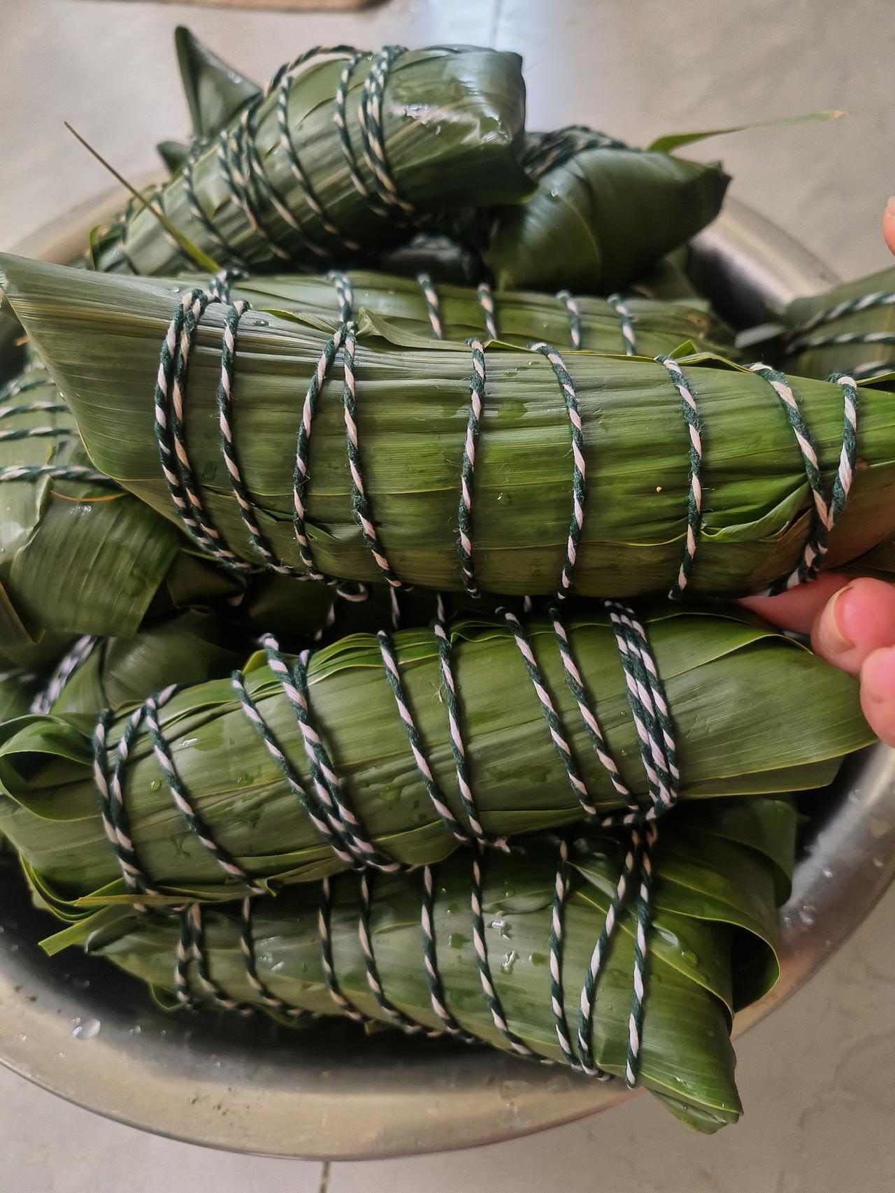端午节来临，包了两种粽子，肉的和蜜枣的，从前的粽子都是白米的，如今生活水平也提高