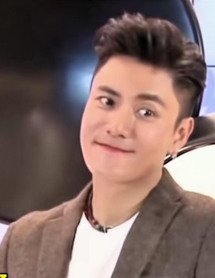 陈坤这是找到了“返老还童”的密码了吗？谁能看出这是49岁的陈坤呀，年轻的时候都没