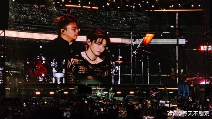 侯明昊 歌声与舞台已就位，满心期待南京之约。 侯明昊