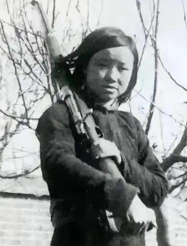 1944年，陈杰英被捕，日军刺了她几刀后，就把她踹进了提前挖好的大坑中。然而，等