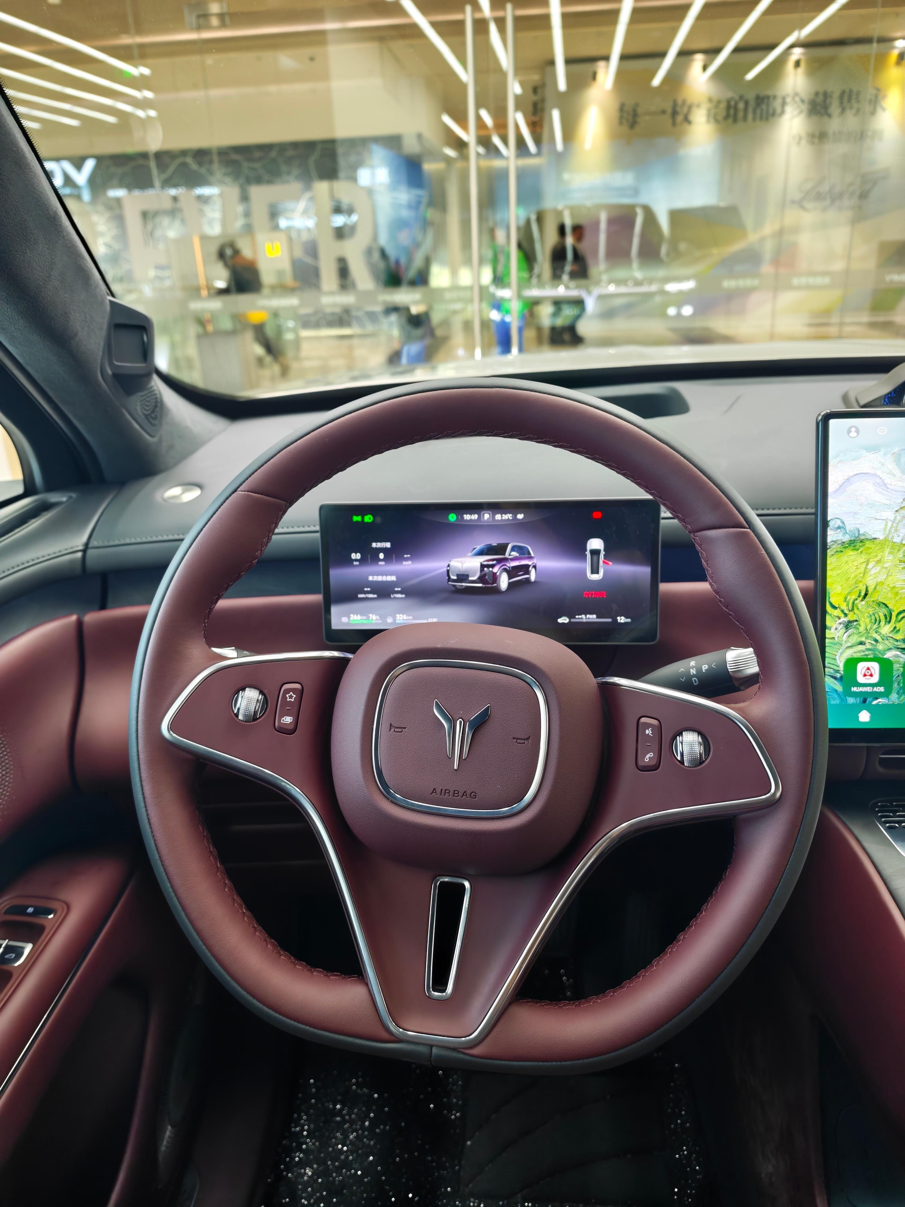 岚图泰山 也用了鸿蒙智行系列的方向盘，还是双色的 