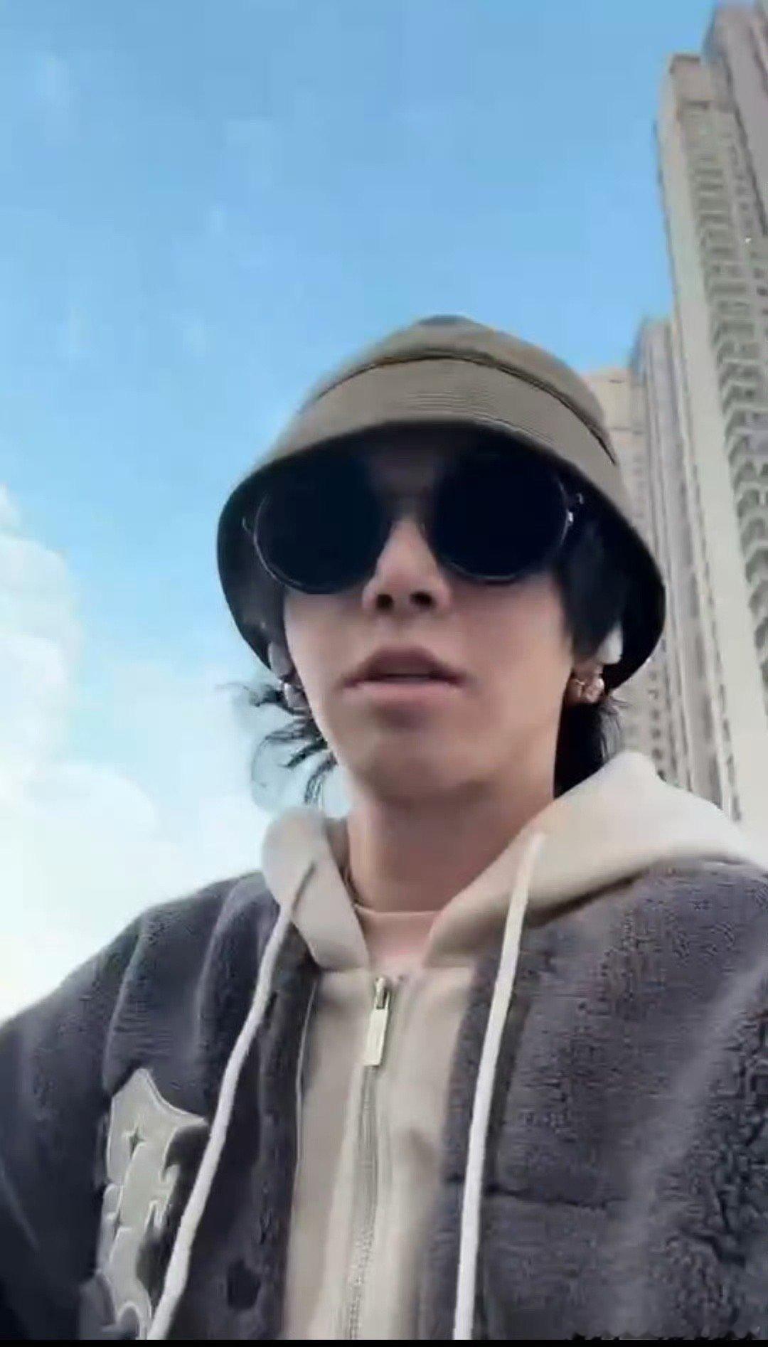 #华晨宇在武汉骑共享单车过早# 家人们，华晨宇也太会了吧！他在武汉街头骑共享单车