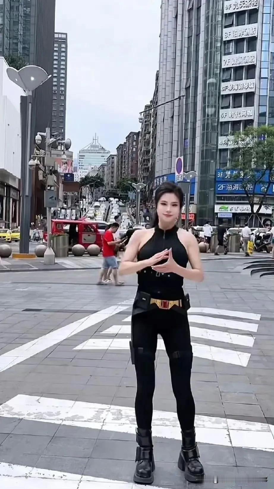 同一个女人，不同的视角，带来不一样的感受。

第一张是在手机直播频道看到的大长腿