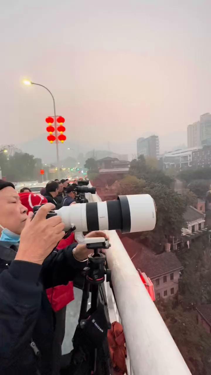 一月十八号上午七点半，重庆桥上站满的人。上午八点半，从跑就开始跑马拉松了。今天是