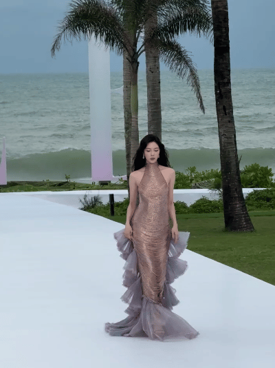 宋妍霏elle红毯生图 的红毯生图谁看了不说一句好绝！CC走红毯时身着鎏金梦幻挂