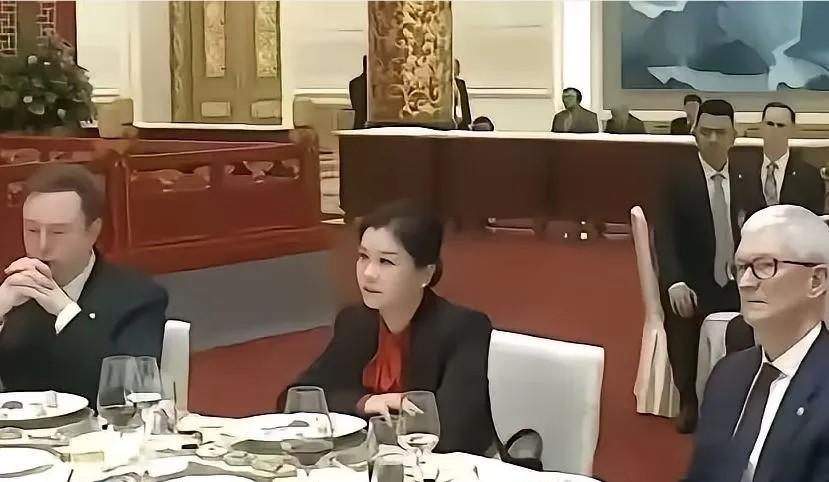 那个淡定坐在马斯克与库克“C位”中间的湖南妹子，曾是深圳最底层打工妹。从15岁辍