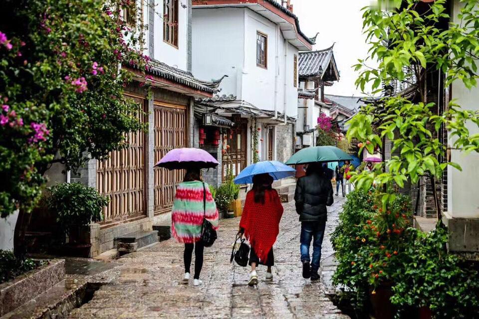 瑞风S7进藏巅峰试驾5月15日，车队从昆明出发，一路高速狂奔500多公里到达丽江