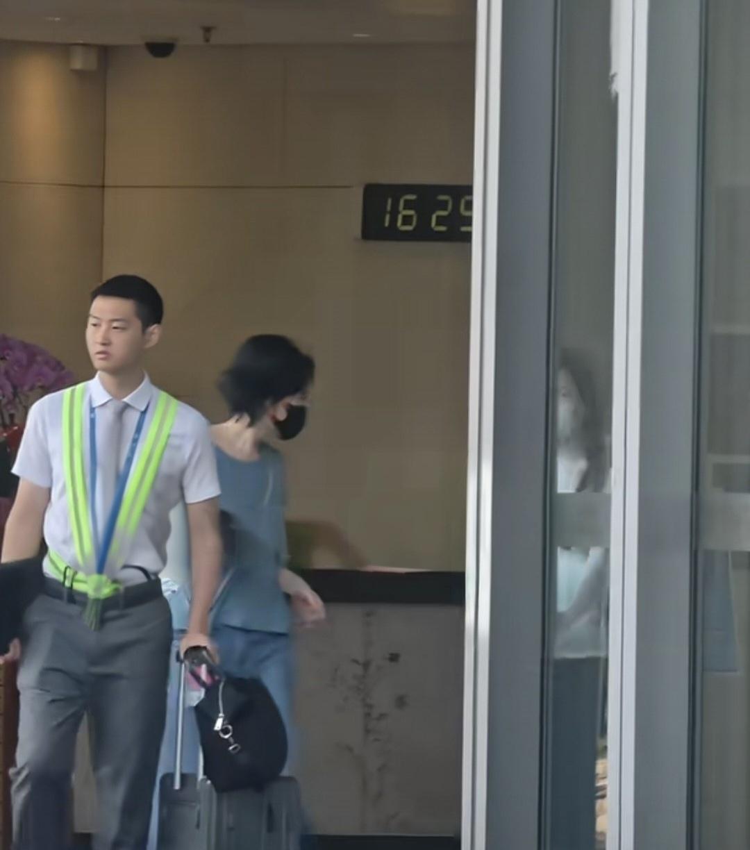 王菲与小女儿李嫣在云南过完生日，
准备一起回京了！
王菲一如既往的简约穿搭，
松
