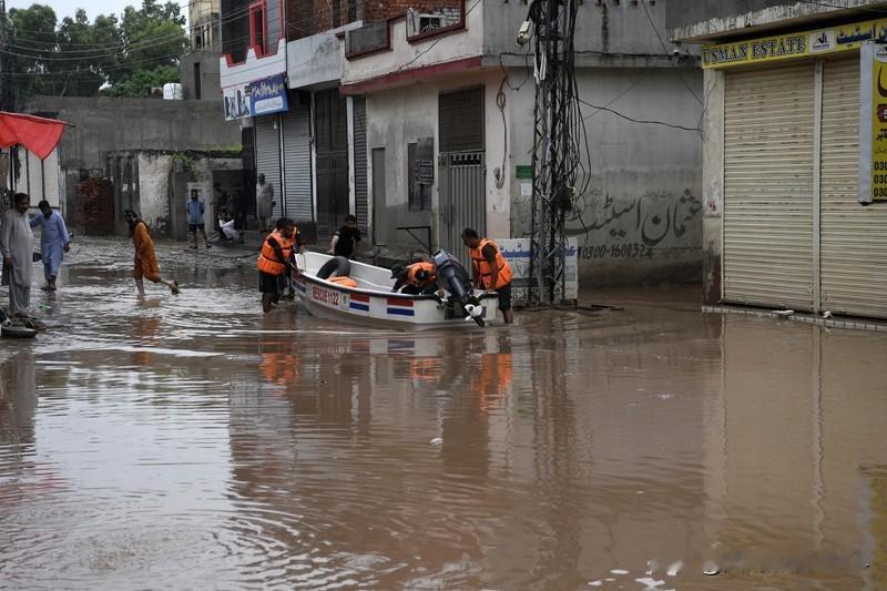 印度大坝突然放水 巴基斯坦怒了 印巴这水事儿闹得可太糟心了。据美联社12月19日