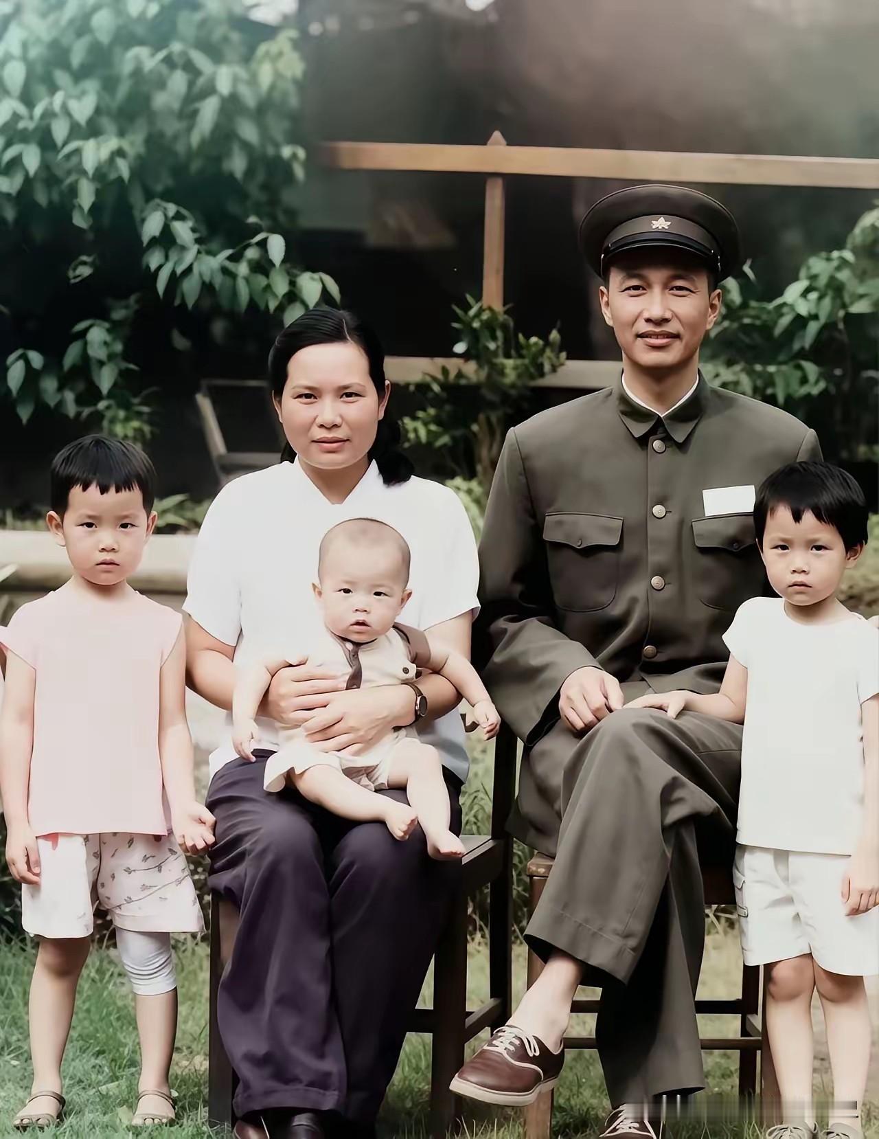 很多人都知道洪学智是“六星上将”，却很少看见他这样温柔的一面。
这是1955年，