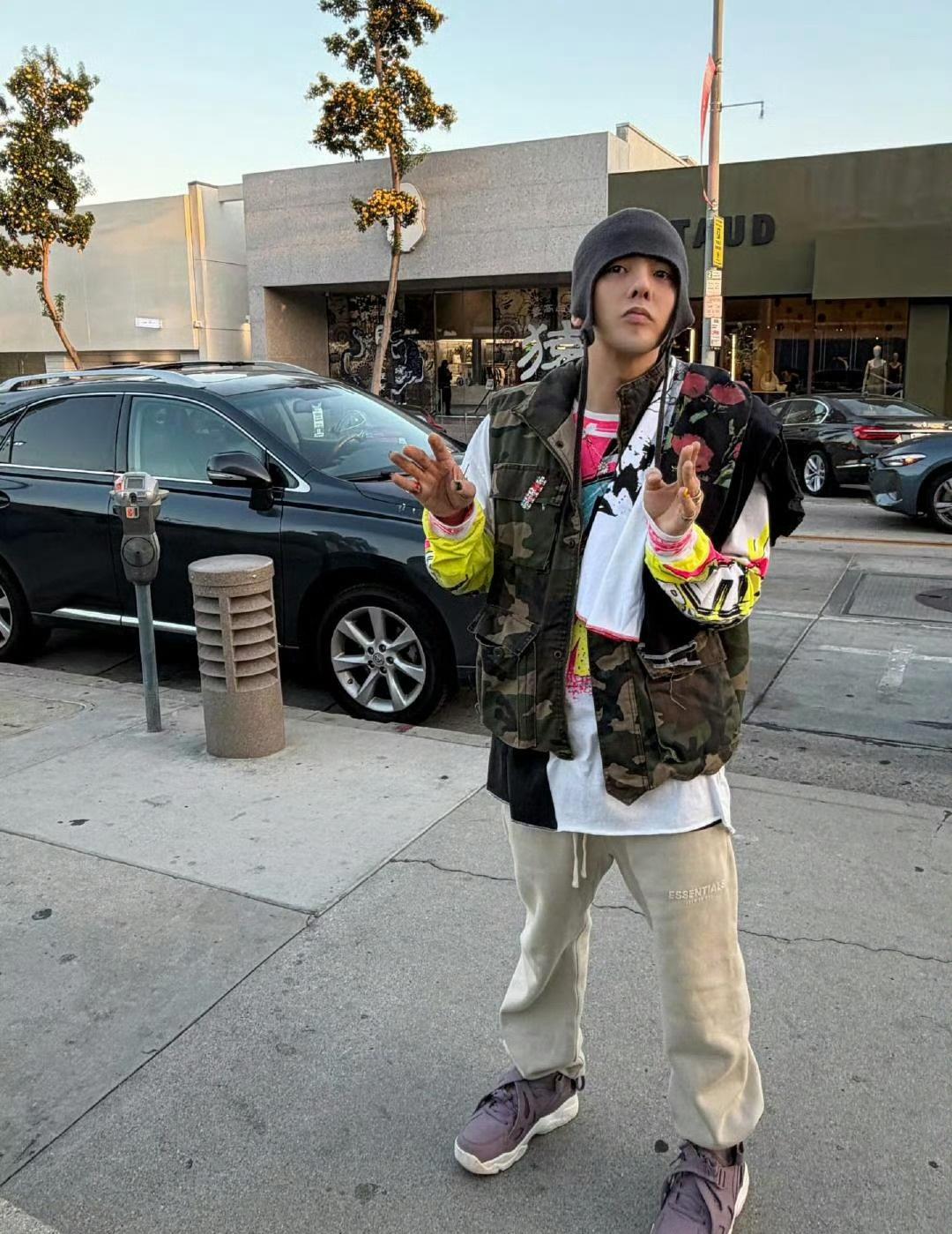 权志龙 
LA限定美式潮男，求各种风格都能驾驭的教程
目前感觉是脸蛋😭 咋这么