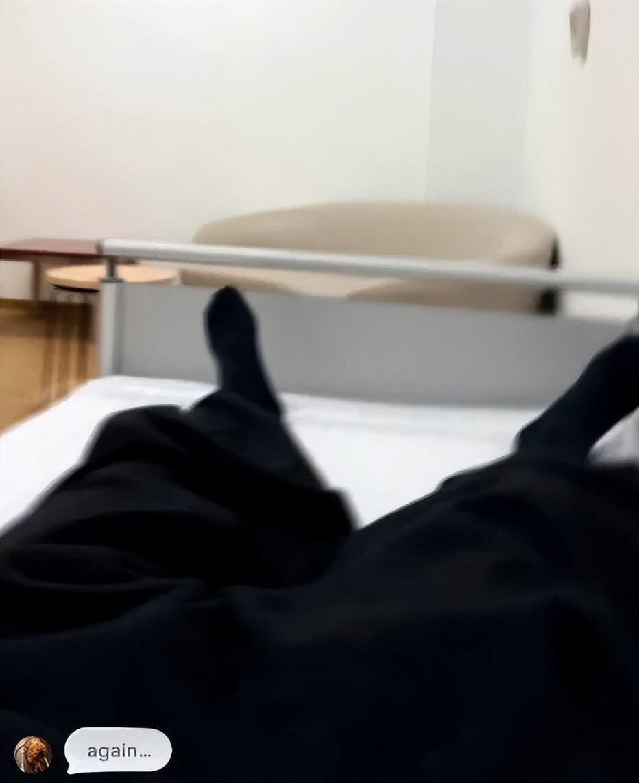 王嘉尔又进医院了。这次他自己发了一张病床照，配文就俩字，again。九月二十四号