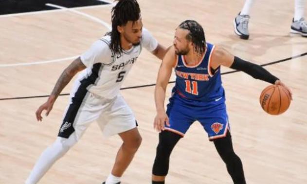 NBA总决赛，尼克斯对阵马刺的G3比赛中，出现了非常奇葩的一幕。第二节比赛刚刚开