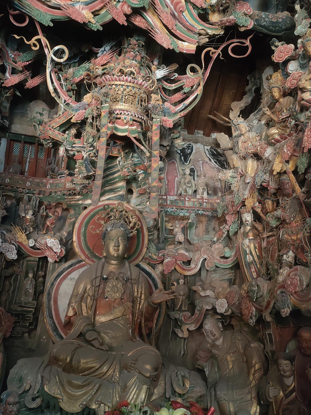 长治的观音堂和临汾的小西天都是泥塑出名，都是在一个不大的殿堂三面墙上密密麻麻的分