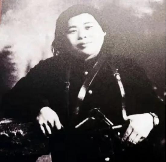 “你们先撤，20个伤员留给我！”1940年，19岁女军医对大部队挥手说道。然而，