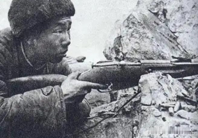 1953年，美国顶级狙击手艾克上校在一次射击中打中了一名志愿军战士，让其掉进了壕