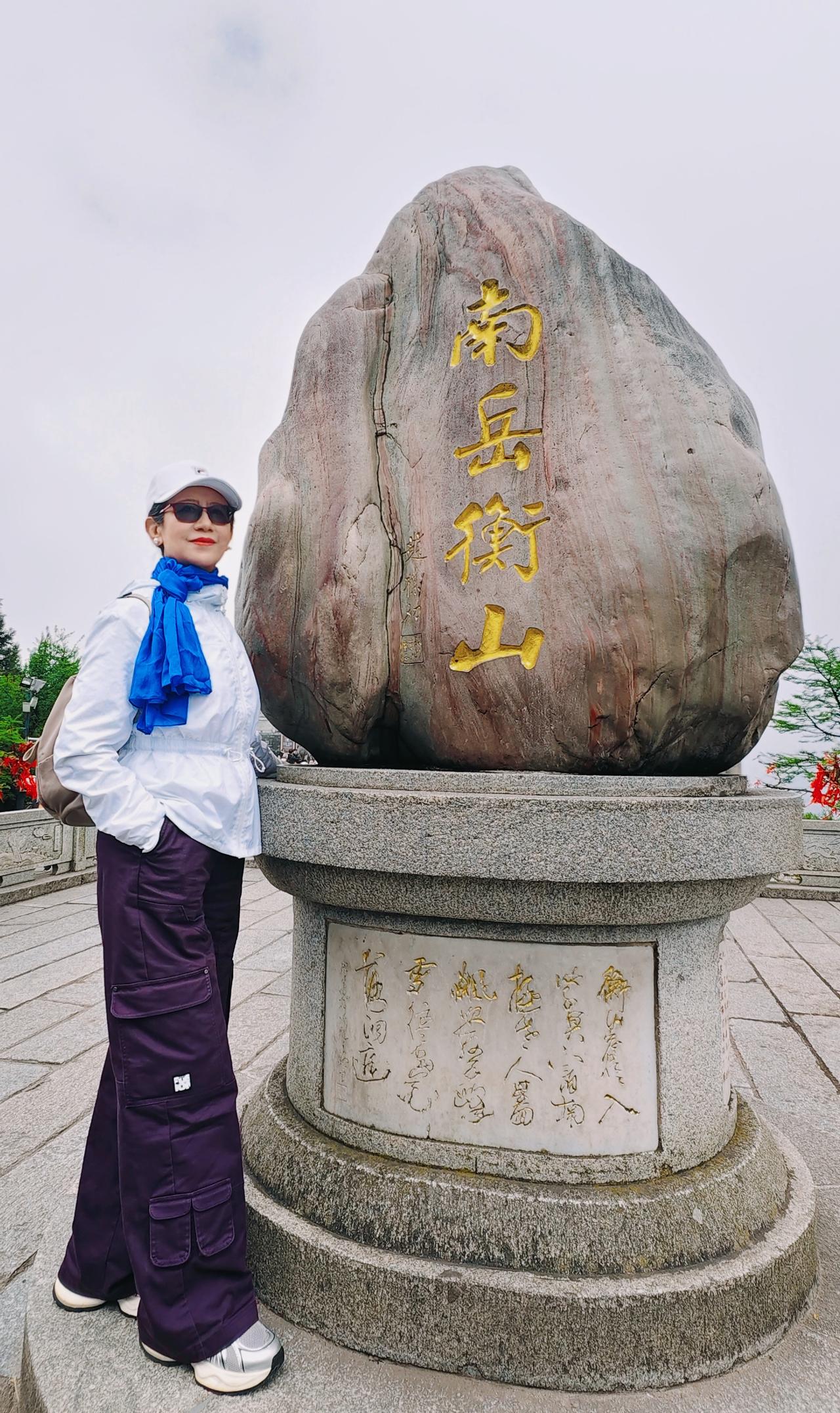 衡山温婉内敛、禅意绵长，云雾林海、古刹香火，涤荡身心，让人内心沉静安然。

五岳