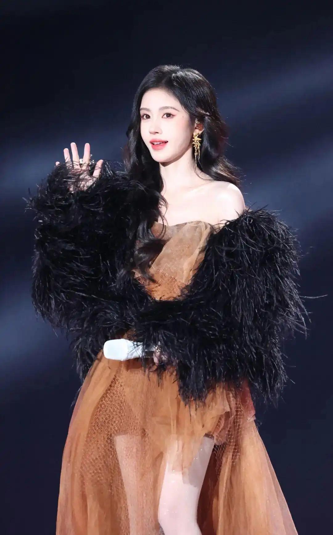 丝芭传媒:鞠婧祎涉嫌严重经济犯罪
近日，鞠婧祎与原经纪公司丝芭传媒的合约纠纷持续