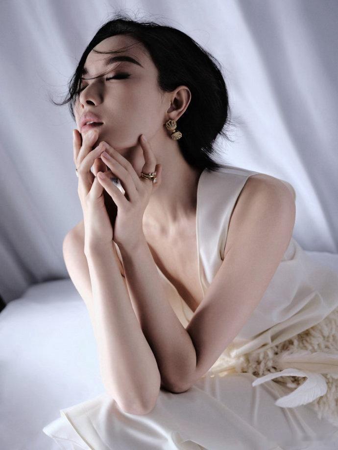 索菲亚全球品牌代言人倪妮 倪妮也太适合白色了吧！纯白无袖套装穿在她身上就是高级感