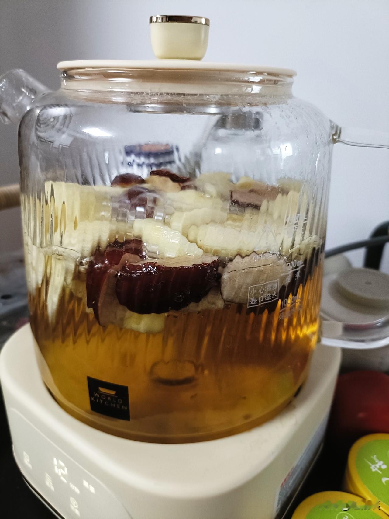 我是不爱喝水的人，不渴不喝，有时候渴了也懒得喝[黑线][黑线]
今天头条好友说，