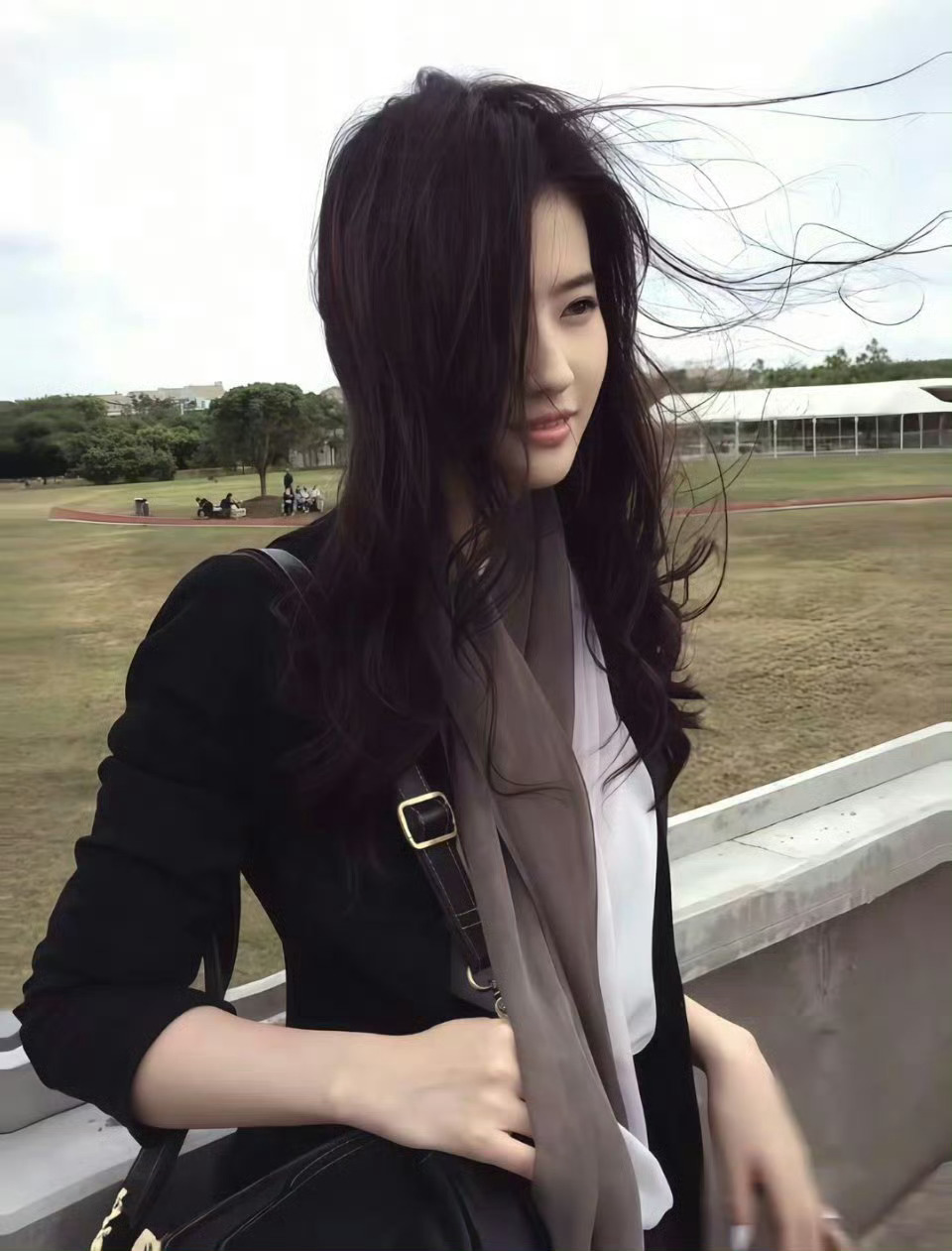 刘亦菲又自己乱剪头发了头发没有商务在，仙女随便折腾，反正不管怎么剪都美！