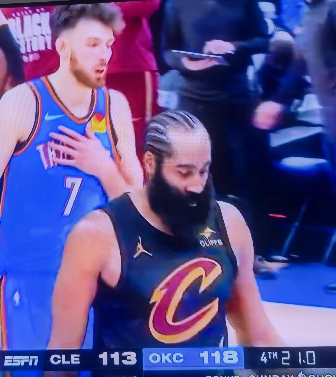 哈登加盟骑士首败，首节挖坑太深，被雷霆21记三分雨浇灭。

SGA与杰威缺阵，骑