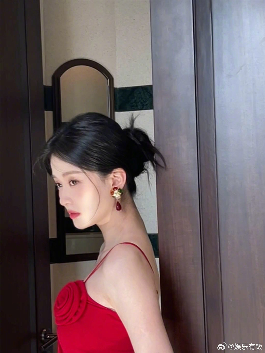 乔欣近况乔欣红玫瑰V领裙 微博晒近照，一袭红玫瑰V领裙婀娜多姿，好一朵娇艳的红玫