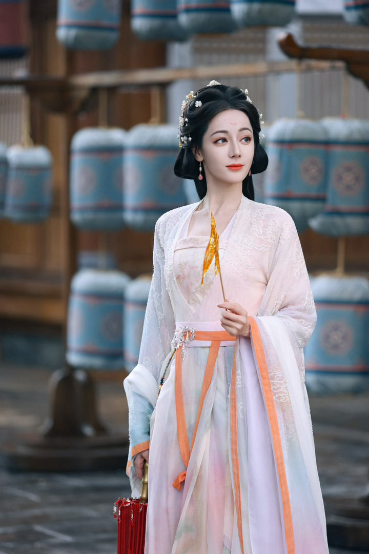 迪丽热巴这个痣简直神来之笔 别人化妆要点痣，她是天生就带着妆。那几颗痣在眉眼间一