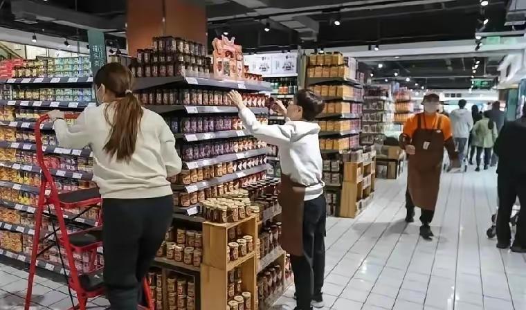 胖东来的工资真不低，最主要的是里面的人有干劲，有活力，给外人的感觉不一样，状态比