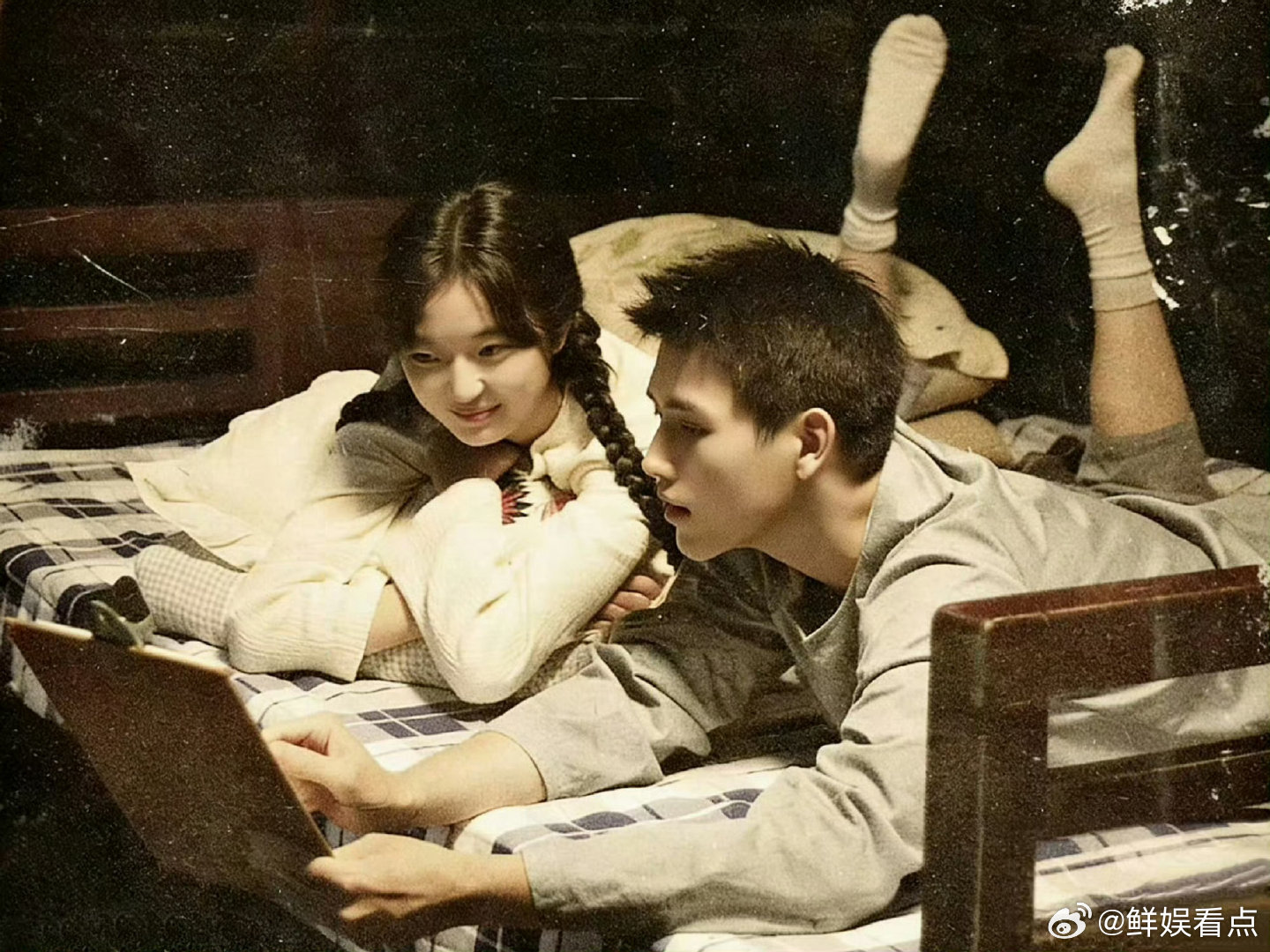 陈飞宇孙千对视这一下陈飞宇孙千有种体制内的甜苏感你好星期六眼神一碰，心动拉满，陈