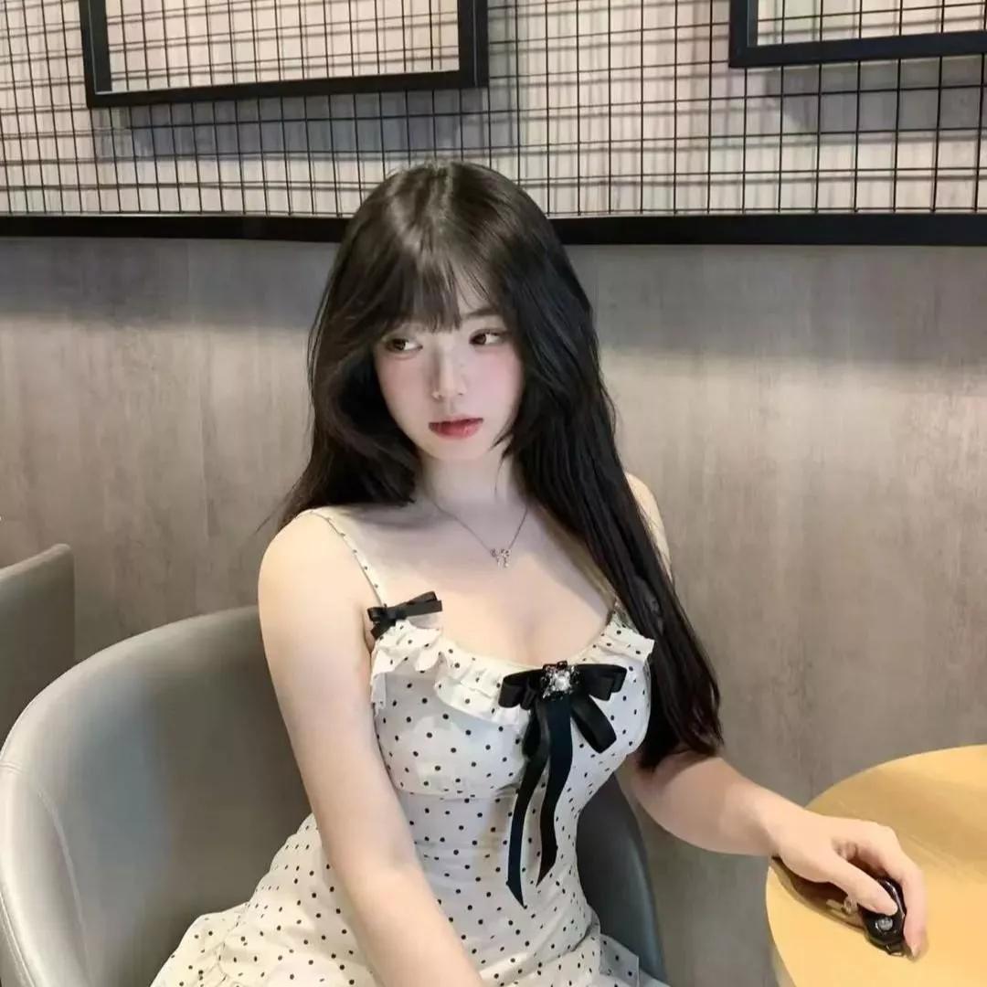 复古法式少女，优雅迷人，咖啡馆的午后时光。温柔咖啡店美女 美女咖啡馆 咖啡馆女神