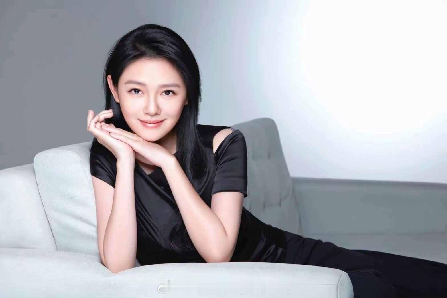 徐熙媛为SHISEIDO时光琉璃系列拍摄的宣传写真，转头就看到朋友店里发了这个系