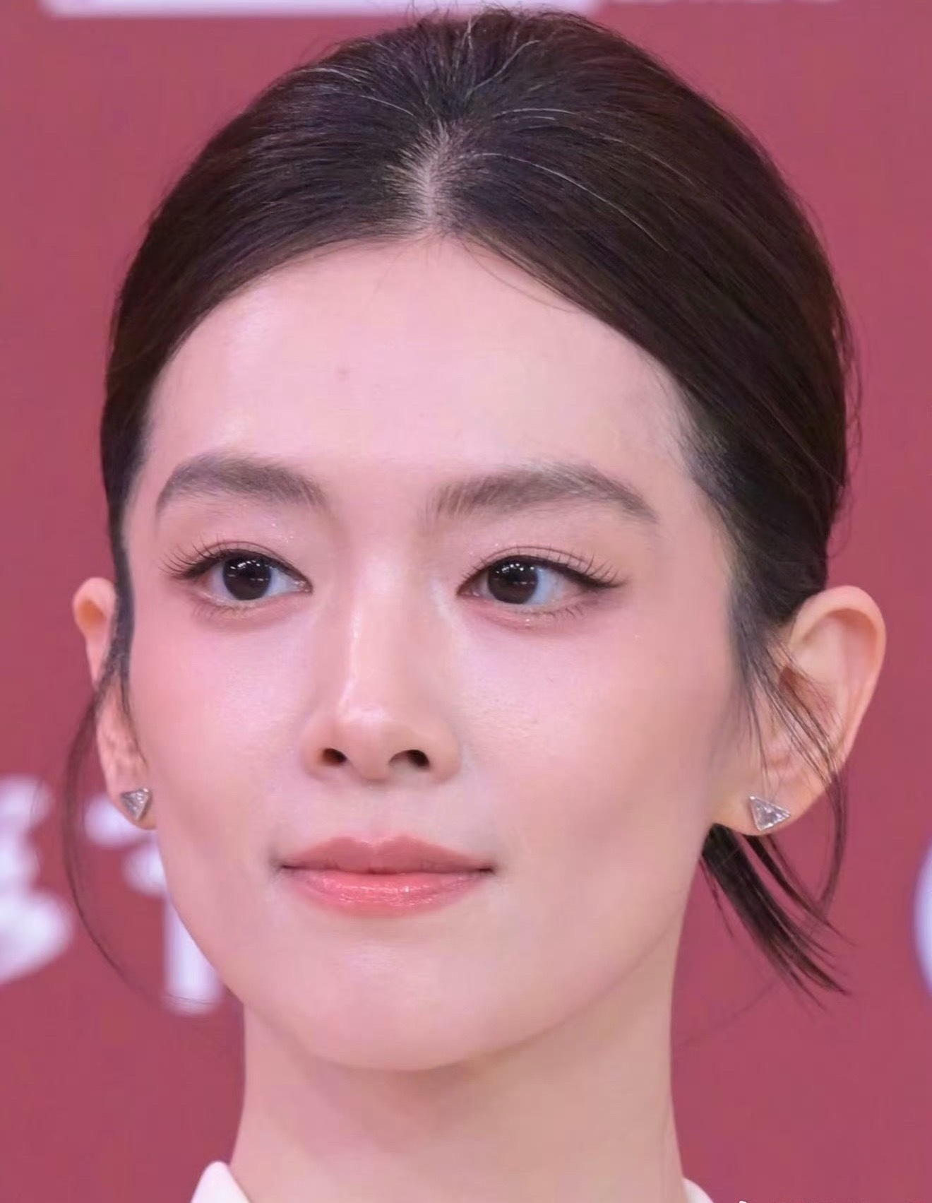 陈昊宇这图生到白发丝都看得见 姐姐最近怎么了，怎么长出白头发咧，不过脸部状态真的