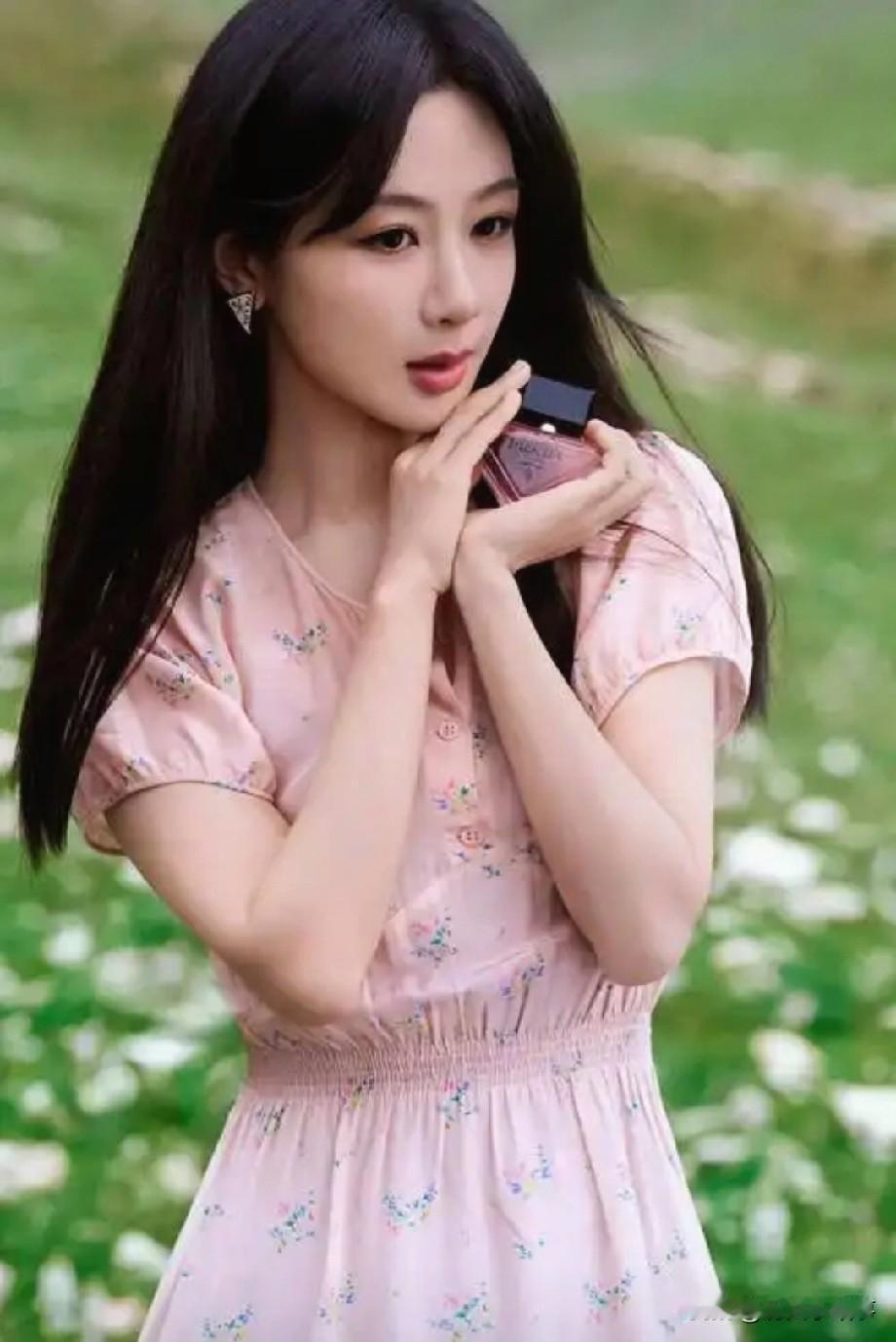 这个世界上恐怕搞不懂的人
就是33岁的杨紫了
明明早就财富自由，还是北京家中独女