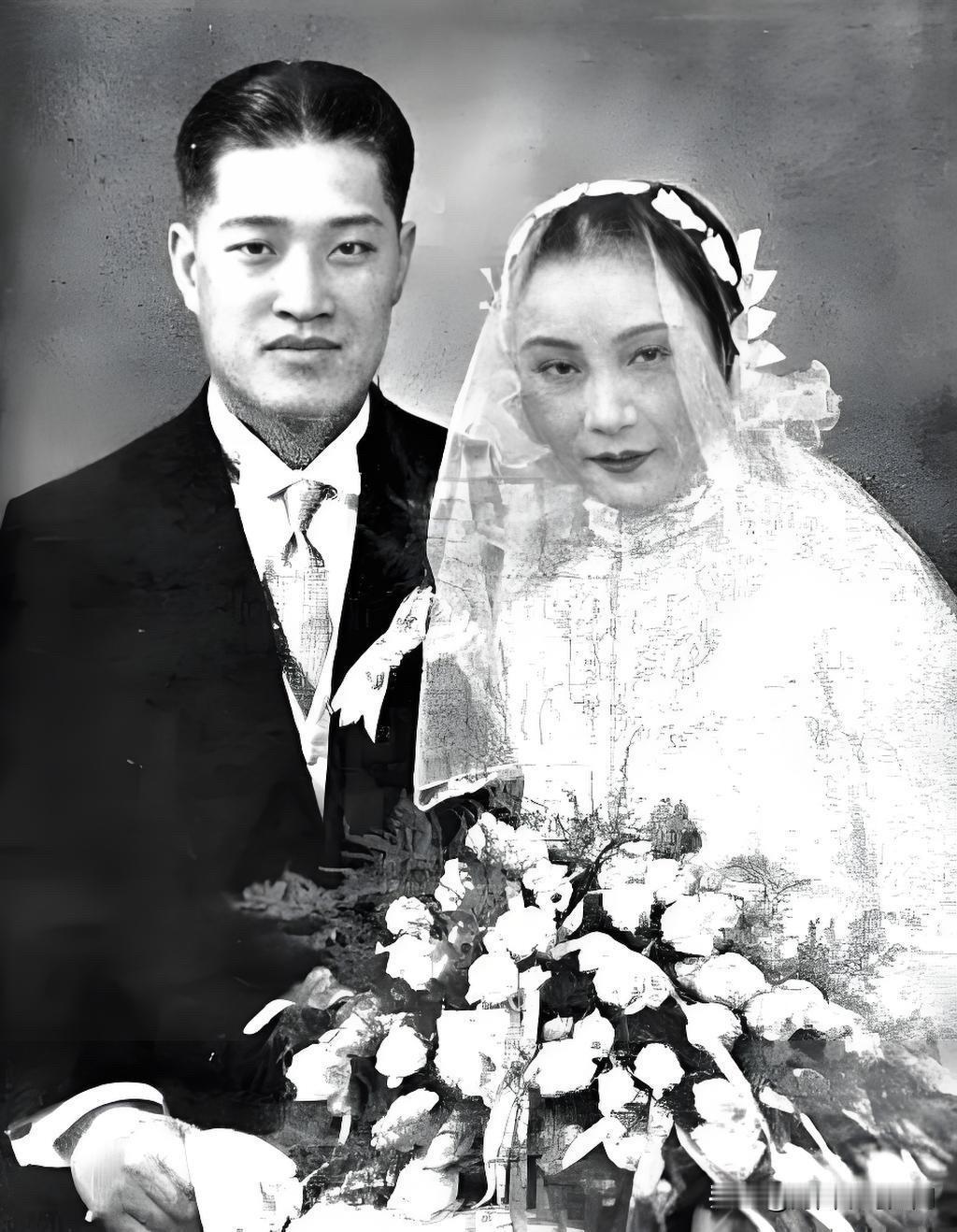 1935年，“电影皇后”胡蝶与潘有声在上海沪江照相馆的一张结婚照合影。当年11月